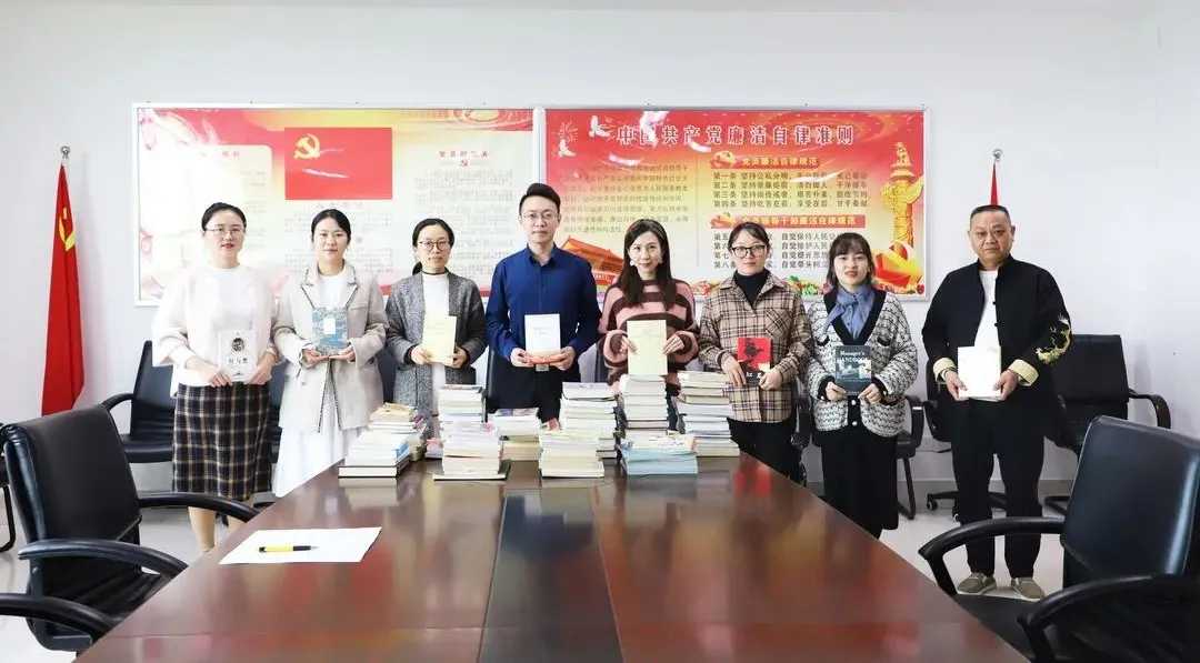 聯(lián)創(chuàng)光電在高安市皂上村小組舉行捐贈圖書儀式活動